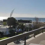 At Ocean View דירה